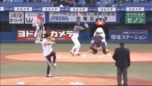 のインスタグラム：「プロ野球開幕戦の始球式をつとめさせていただきました！ なんとかノーバウンドで投げる事ができましたが、神聖なマウンドに大変緊張しました… そして野球を愛する球場のみなさんからたくさんパワーをいただきました。 プロ野球界にとって素晴らしいシーズンになる事をお祈りしています！」