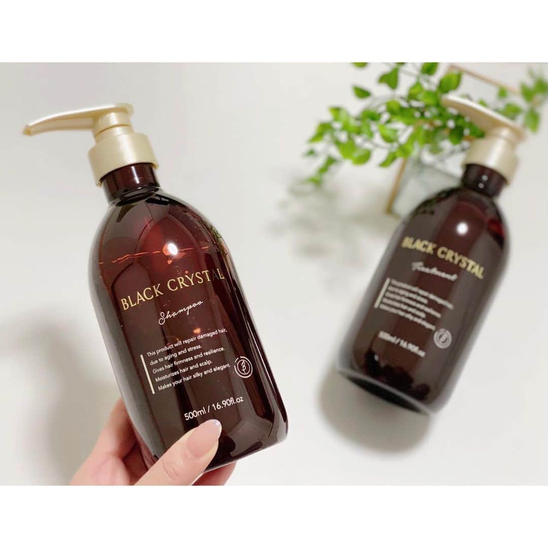 rinaのインスタグラム：「#ブラッククリスタル . ︎︎︎︎︎︎︎︎ヘアカラーの色持ちや 髪のハリ･コシが 気になる方にオススメの、 アミノ酸系ノンシリコンシャンプー✨ 魅力的な成分が配合されているので そちらをひとまずご紹介！ . ︎︎︎︎ヘアカラーの残留アルカリを除去して 色持ちを良くしてくれる「ヘマチン」や 潤いのある髪や地肌に整えてくれる 天然美容成分「フルボ酸」🌱 . 髪のパサつきをおさえてくれる 「トリプルコラーゲン」に、 保湿効果の高い10種類の天然由来エキス💐‪‪ (グレープフルーツ果実エキス･アルニカ花エキスなど) . 上品で癒し力の高い フローラルウッディの香りで、 これはもう大人女子の味方でしょう← . ヘアカラー大好きだけど、 退色しやすいので毎日のシャンプーで 色持ちUPするのは嬉しい✨ 楽天ランキングで1位になった事も あるそうで！ 同じお悩みお持ちの方は是非、 試してみてくださーい🧚‍♀️ . #シャンプー #トリートメント #ヘアケア #ヘアカラー #カラー #ノンシリコン #サロン #メイク #ヘアー #ヘアメイク #ビューティー #ネイル #hair #haircolor #beauty #pr」