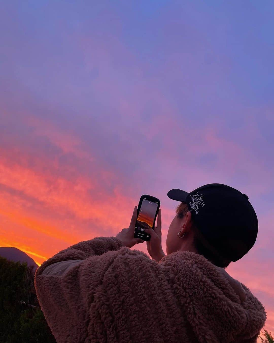 桃華絵里さんのインスタグラム写真 - (桃華絵里Instagram)「息子とsunset 🌤🦄  今年で17歳になる息子は なかなか写真を撮らせてくれないので とても貴重な写真🤳🏻♡  そんな素敵な撮影チャンスが訪れた瞬間、 お母さん（私）は 嬉しさのあまり撮影が 止まらなくなってしまうためフォルダーが 息子でいっぱい。笑  そして『いいねぇー！いいよー！📸』と撮り続ける私に  息子が一言『もういいから…』と 若干ウザがられて撮影会終了🥲  え…もうちょっとだけ撮らせて🤏🏻（←母 心の声）  幼かったあの頃は 撮り放題だったのになぁ👩🏼‍🍼🤷🏼‍♀️💭😑  美しい夕焼けと息子のコラボ  母にとって この上ない最高に 幸せな景色💓💓💓  #息子 #高校生 #宝物  #son #sky #sunset #happy」3月26日 21時05分 - _momoka828_