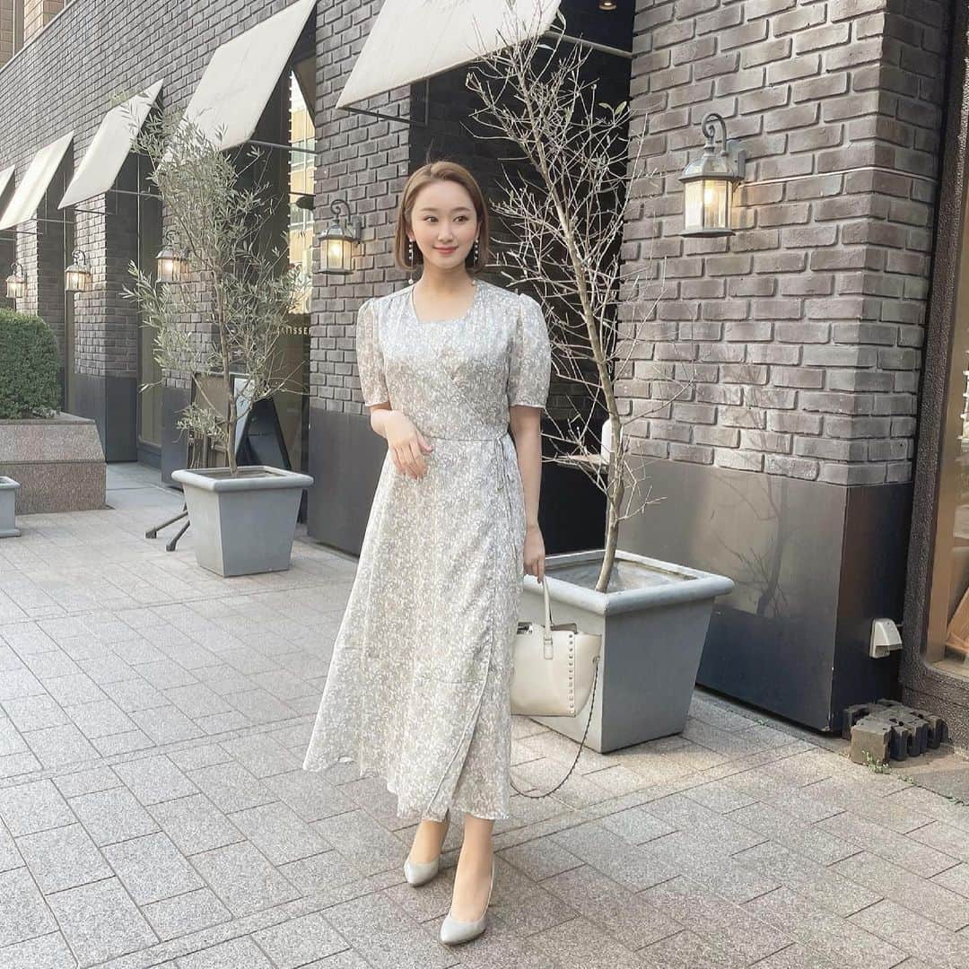 のインスタグラム：「📰 * 女子会の日は、いつもよりガーリーな服が 着たくなります。ヒールを履いて春意識なコーデ🌸 * one-piece… @celford_official  pierce… @seven.select__accessory  bag… @maisonvalentino  shoes… @agosto_kobepumps  * アウターは、アイボリーのスエード素材の ライダースを羽織りました。🙆🏼‍♀️ * #ootd #springfashion」