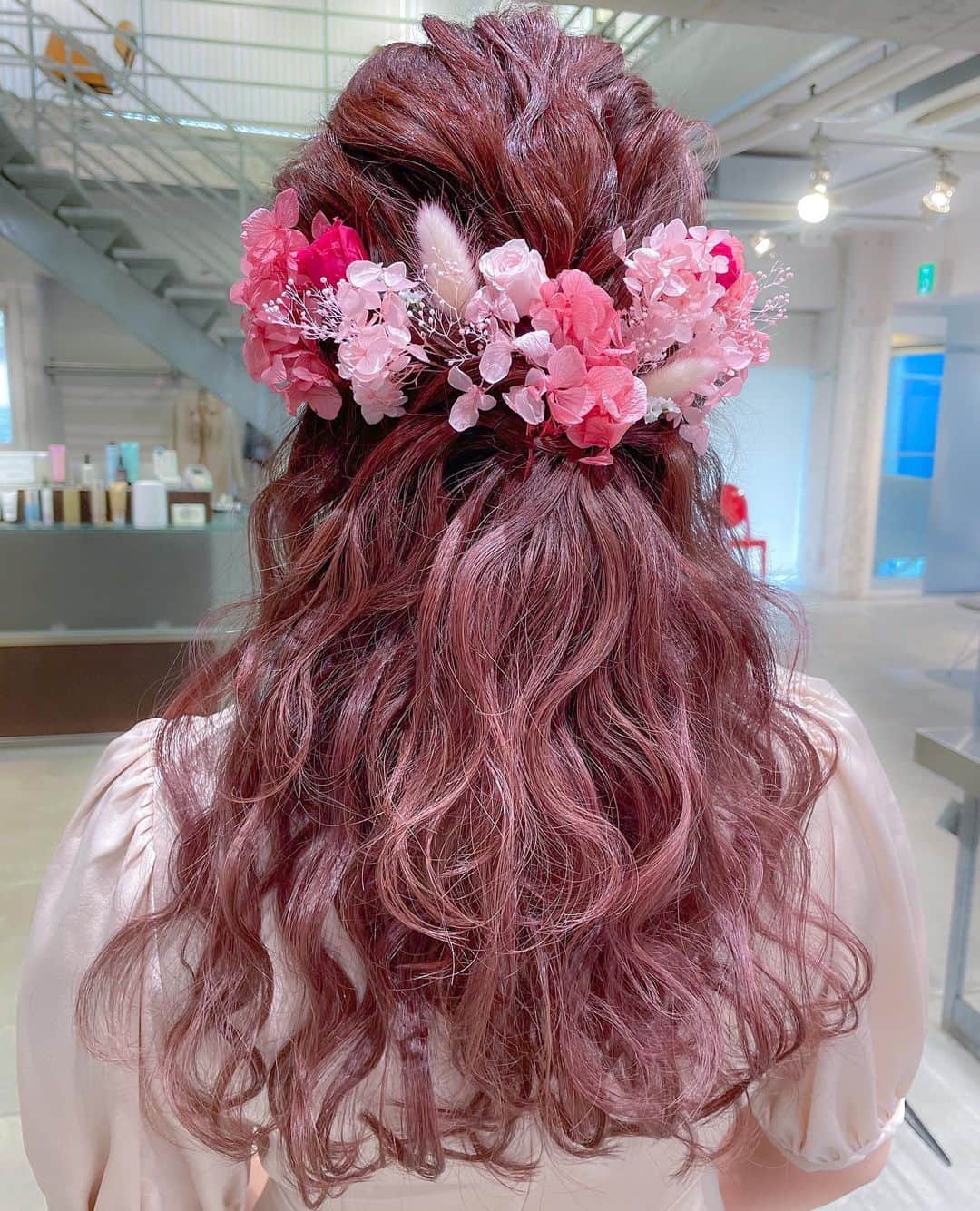 MOMOKOのインスタグラム：「﻿ 卒業式ヘアセット💐﻿ ピンクまつり〜🎀🎀﻿ ﻿ お花や髪色の色味が統一されていて、﻿ とってもかわいかったです！🥺💞﻿ ﻿ ご卒業おめでとうございます🎓🤍﻿」