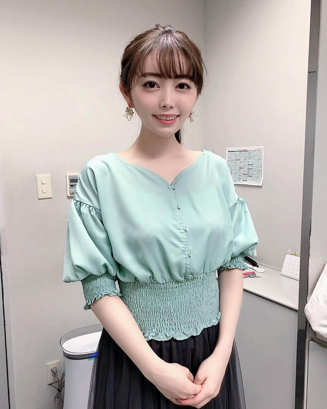 辻満里奈さんのインスタグラム写真 - (辻満里奈Instagram)「今日の衣装も素敵でした👗 @clear.official   ヒノキ花粉で目が充血する🤧🌸  #アナウンサー衣装 #タダイマ！#衣装 #アナウンサー #辻満里奈」3月26日 21時12分 - marina__tsuji