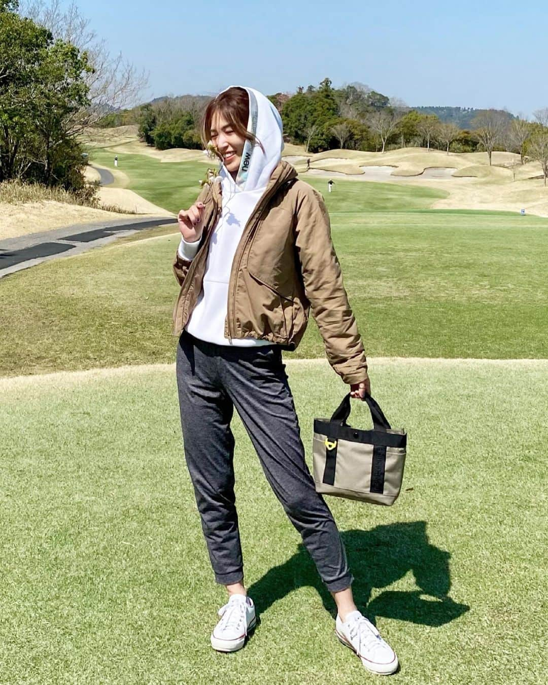 月本えりさんのインスタグラム写真 - (月本えりInstagram)「3月生まれの仲良しみんなとゴルフ⛳️  落ちた桜の枝を拾ったよ🌸 後半めっちゃ集中してパー2連続嬉しかった👏  楽しかった🥰  #golf #ゴルフ #newbalancegolf #ニューバランスゴルフ #golffashion #sportswear #joggerpants #lululemon #outer #totebag #converse #golfshoes #springday #happy #cherryblossom」3月26日 21時28分 - eritsukimoto