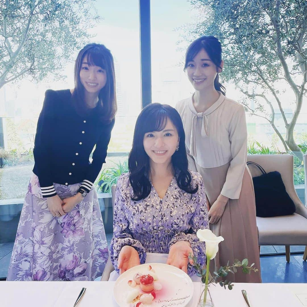 加田晶子のインスタグラム：「いつかのランチ😌❤️ ゆみちゃんと、はるかちゃんのお祝いをした時の🥀 2人に会うと毎回とても癒されるのです☺️✨料理はもちろん、お店の雰囲気やサービスも良かったので、居心地がとても良かったです🥺 また3人でご飯に行けますように❤️  #フィリップミル #六本木ランチ  #乃木坂ランチ  #フレンチランチ  #百名店  #女子会  #お祝い  #同期  #癒しの時間 #時差投稿 #アナウンサー #フリーアナウンサー #フリーランス  #ニュースキャスター #女子アナ」