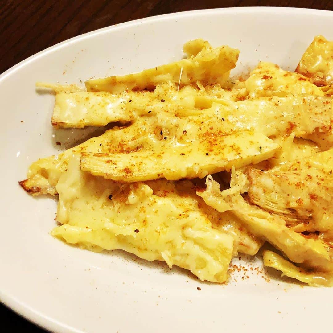 志摩有子さんのインスタグラム写真 - (志摩有子Instagram)「いつもはレンコンで作っているチーズ焼きを先日茹でておいたたけのこで。もちろん仕上げにAPOCのクレオールスパイスミックスを。サクサク甘ーい。この季節だけの楽しみ。  #たけのこチーズ焼き #パルメザンチーズ #クレオールスパイスミックス」3月26日 21時39分 - ariko418