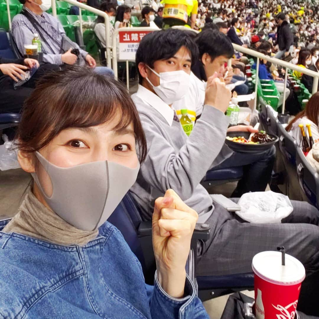 橋本真衣のインスタグラム：「. 開幕から#鷹く 石川投手ナイスピッチング⚾ ホームランは４本も！✨ すばらしい試合でした🤗 . . #福岡ソフトバンクホークス#開幕戦2021#v5ヘ向けバッチリなスタート#先輩の坂梨アナと#客席で取材#といいつつ#いちファンとして盛り上がる#明日のCUBEでお伝えします#ご覧ください🙄❤️」