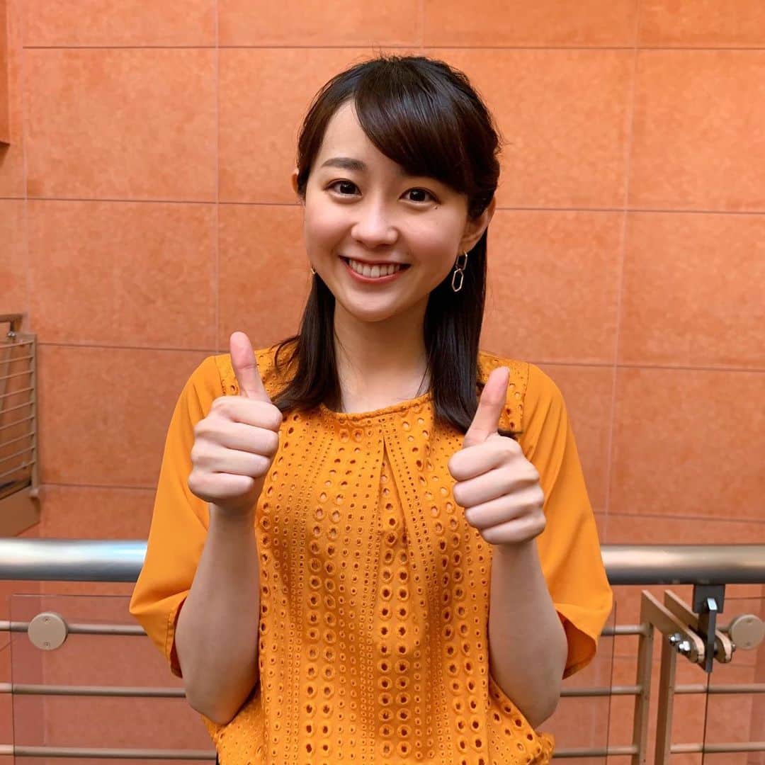 TBS「グッとラック」のインスタグラム：「【3月26日(金)の若林アナ🌸コーデ】  グッとラック！最後のコーデは、 グッとラック！カラーのオレンジ🍊にしようって、若林さんと意見一致✌️  毎日コーデのポイント書くのもこれで最後と思うと寂しい気がします  ボトムは、スカートに見えますがパンツなんです❣️ 元気で笑顔が素敵な若林さんにぴったりのコーデで最後を飾ります✨  先を明るく見てポジティブにこれからも頑張ります💪  今までこのコーデ読んでくださった方ありがとうございます💓感謝、感謝、感謝です💌  byスタイリストさん  ボトムス→Apaiser lame ピアス→お世話や  【#若林アナコーデ　で検索すると、今までのコーデがチェックできます❣️】  1年半、グッとラック！をご覧いただき、ありがとうございました✨  ※写真撮影の時のみマスクを外しています  #グッとラック！#tbs #若林有子アナ#若林有子#アナウンサー #ファッション #今日のコーデ#ootd#きょコ #コーデ #女性ファッション #ピアス #お世話や#ボトムス#Apiserlame #春コーデ#ヘアスタイル#ヘアセット#アナウンサーコーデ#アナウンサー衣装 #アナコーデ#金曜#若林アナコーデ #朝8時から#生放送」