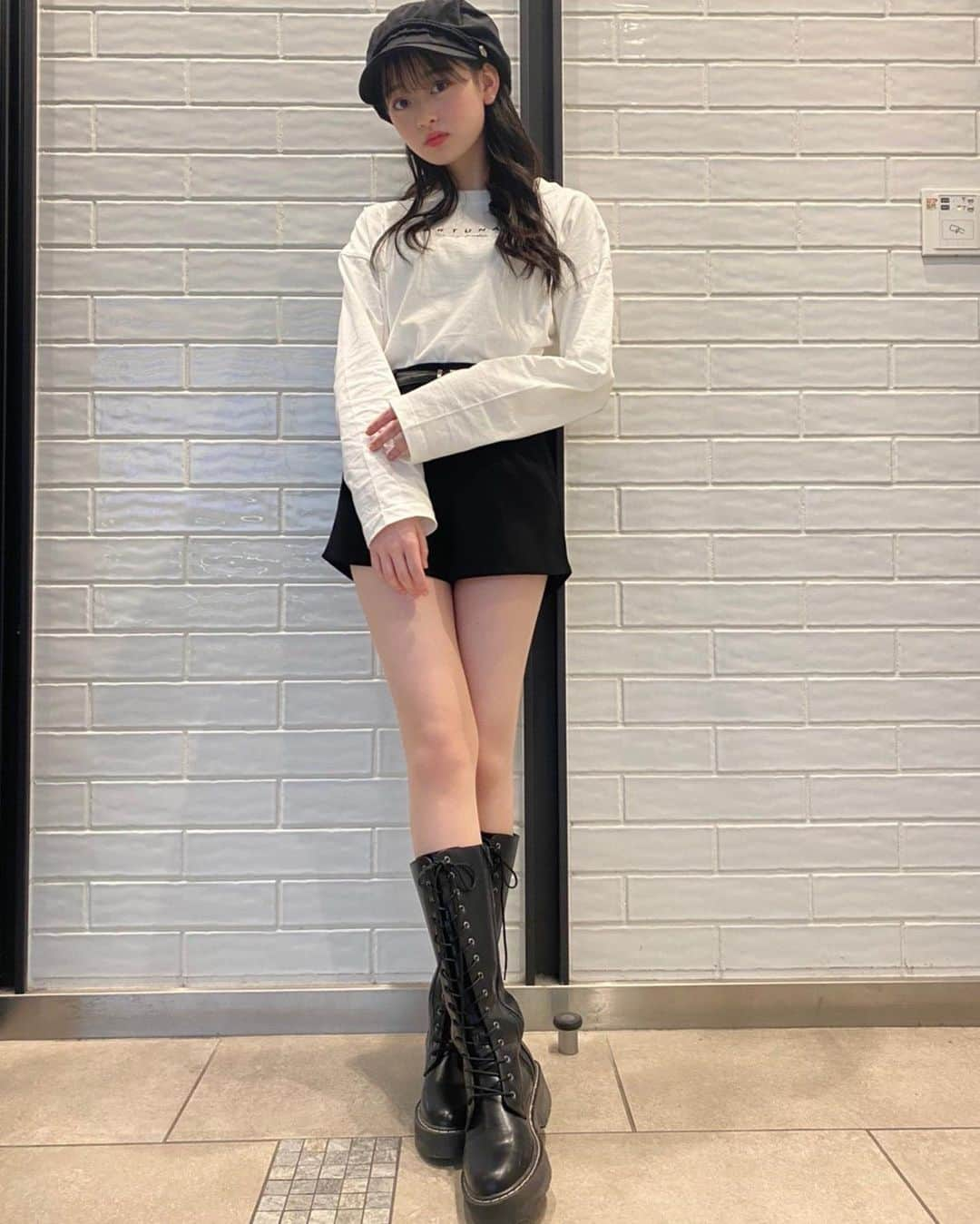 高比良由菜さんのインスタグラム写真 - (高比良由菜Instagram)「・ モノトーンコーデ🖤🤍 ・ ・ tops：GRL bottom：GRL shoes：GRL ｷｬｽｹｯﾄ: parkeast ・ たまにはシンプルなコーデもいいかも🥰 ・ #高比良由菜#ゆなな#nicola#ニコラ#ニコモ#モノトーンコーデ#GRL#parkeast#私服」3月26日 22時14分 - yuna_takahira_official