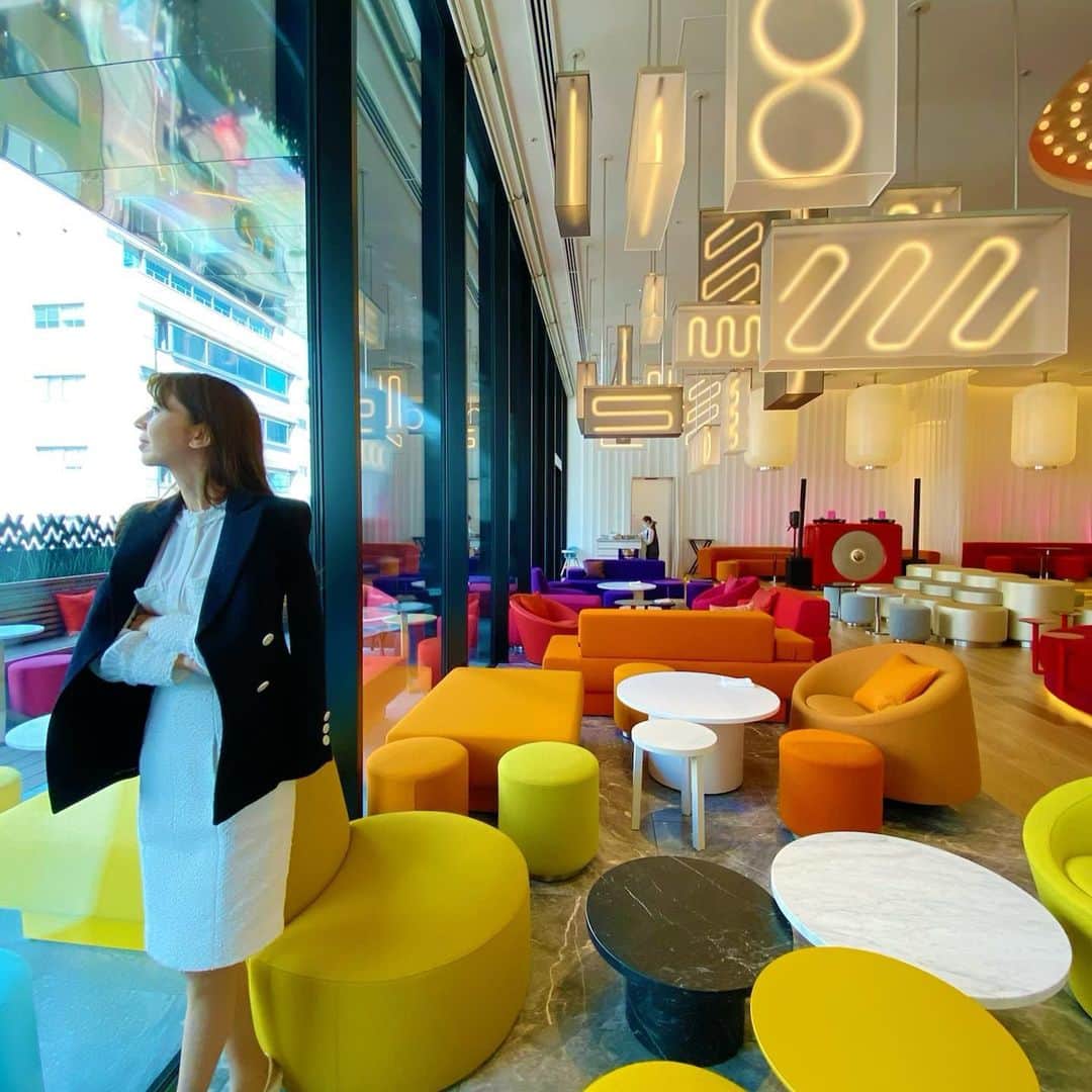 のインスタグラム：「大阪の「W hotel」  感染症対策で人数制限している上 早い時間だからラウンジには人がいなくて…  👉🏻２枚の写真には 大阪の芸人さんが来て 漫才をする用のステージ(赤)  👉🏻３枚は私の見た目 テラスの縁デコレーションが 「wwwww…」  みんな笑って😂！  #whotelosaka #君島十和子#ftcbeauty」