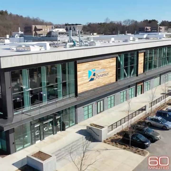 アンダーソン・クーパーのインスタグラム：「After years of trying, we got invited inside @bostondynamicsofficial to see how they make robots that can move in remarkable ways. The story is on @60minutes Sunday!」