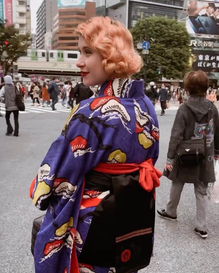 Anji SALZのインスタグラム：「The last time I crossed the Shibuya scramble was last year in November? 😂😅 When my belly was still round and I didn’t need to worry about places to breastfeed or change nappies 🤣🤔 ** I usually wear my mask of course but not for this shoot!!  渋谷スクランブル交差点に行ったのは去年w その時にはまだオムツ替え場所など考えずにお出かけできたのね😌　不思議。 ※もちろん、普段はマスク付けてます。撮影のために外しました。🙇🏻‍♀️」