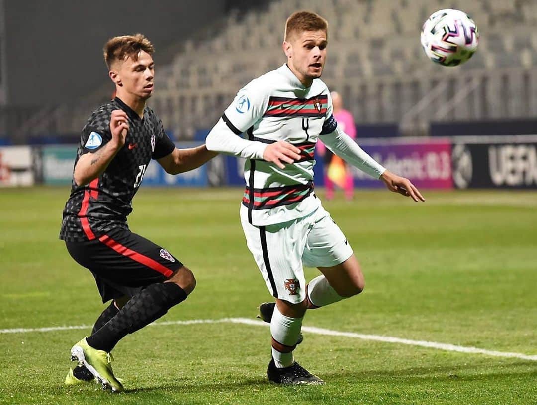 ダリオ・クレシッチのインスタグラム：「Never give up #boys! 🇭🇷 @dariospikic   Two more difficult games to go, to show your full potential.  @hns_cff U21 team I believe in you, take the risk and show them who you are!  #croatiaU21 #croatia #portugalU21 #portugal #euroU21 #slovenia #feelslovenia #europe  📸 @slobodankadic」