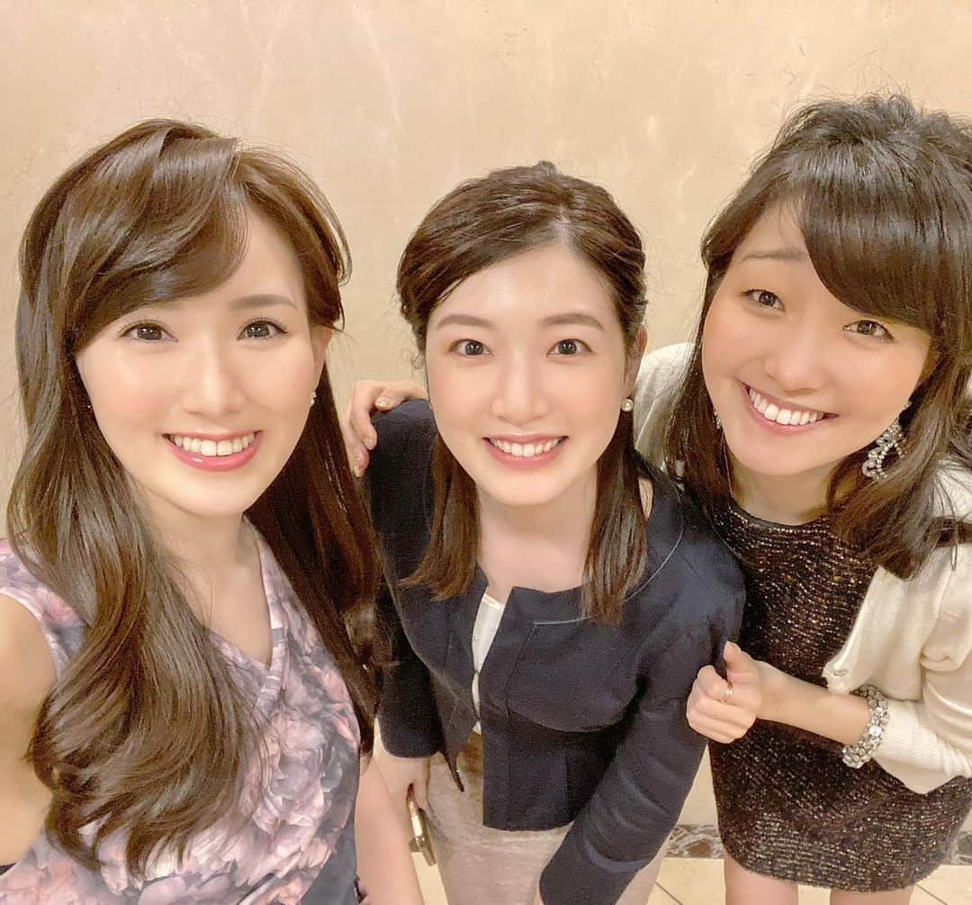 谷中麻里衣のインスタグラム：「Thank you @minecolla_yu @accomplish_salon ✂︎  しーちゃんが髪色と艶を褒めてくれたので、先日いった美容院のことを🥰 久しぶりにカラーしていただきました✨ 人幹細胞やプラチナ配合のトリートメントと一緒でサラツヤに💕  換気も消毒もされていた上に閉店後の他にお客さんのいないときで感染の心配なく😊 とはいえ写真のとき以外はマスクしていました！  写真1枚目はミス日本の司会のあと🌸 ほなみんといたら、近くの会場で司会のしーちゃんにバッタリ😮  #美容院#トリートメント#髪質改善#ミネコラ」