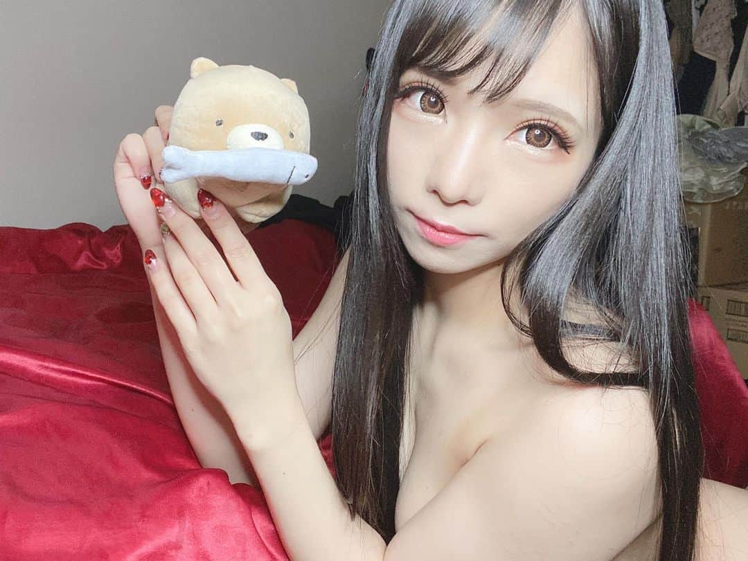 美らかのん（久我かのん）のインスタグラム：「. . . 久しぶりの毛玉出勤！3時間だけだからあっという間だったなあ🥺 . また唐突に出勤するので会いに来てね🥺💞 . . 今日は髪の毛きれいきれいしてきたし（縮毛矯正とトリートメント）、可愛い鮭咥えたクマを頂いたし、みんなとお話出来てとってもご機嫌！元気出た🥺💞💞💞 . . . #木彫りの熊 #ぬいぐるみ #黒髪ロング #トリートメント #縮毛矯正 #smバー #撮影会モデル #smの人 #自撮り #自撮り女子 #おやすみなさい #goodnight」