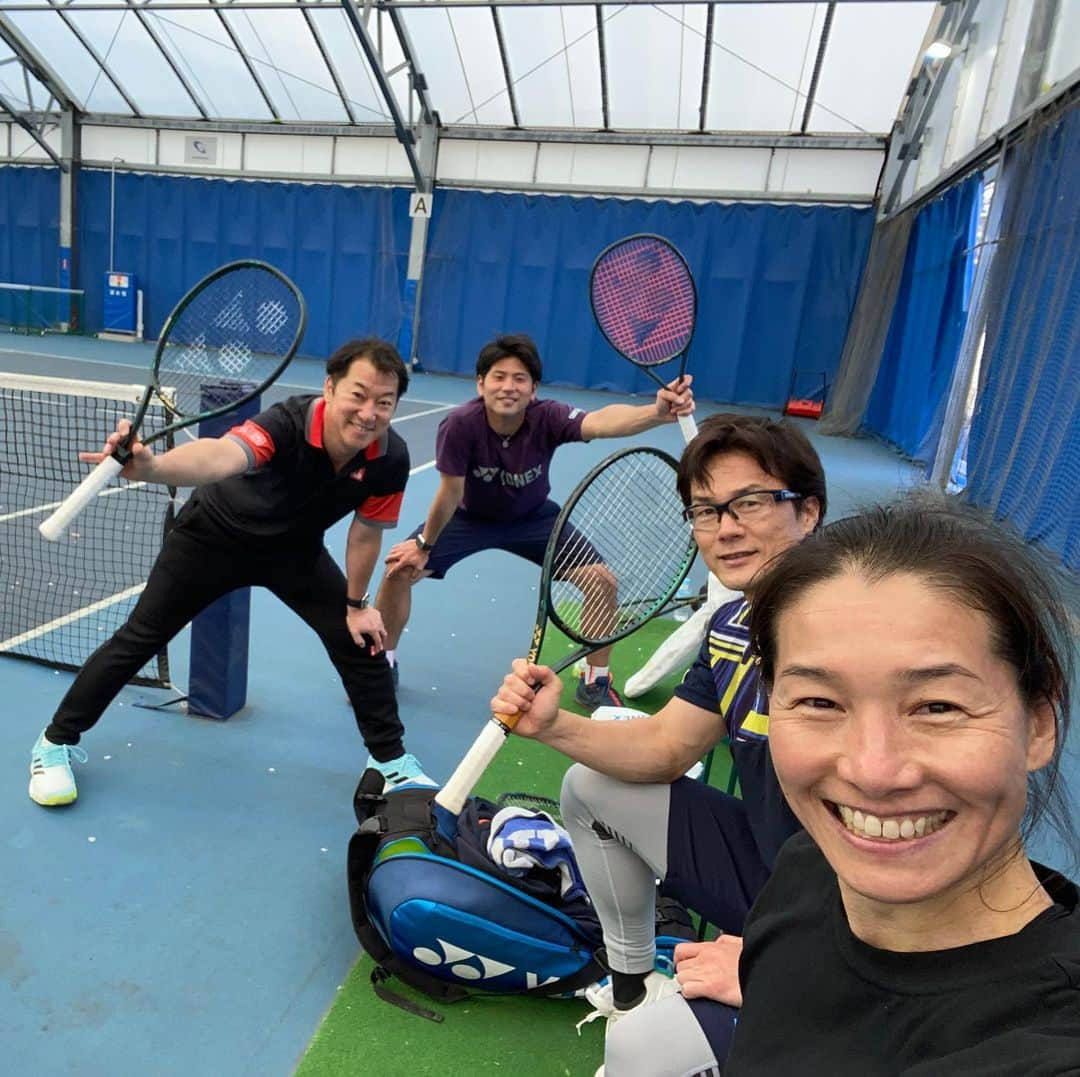 伊達公子さんのインスタグラム写真 - (伊達公子Instagram)「2021,週1テニス8回目 @sporu_indoortenniscourt  #坂本正秀 ヒデと松井くんと @yonex_jp 野原くんと4人🎾 前回の週1テニスは3月5日だったのでまたまた久々！ 松井くんが来てくれるとペースは上がるけどどこに打ってもいいボールで返してくれるし、短い時間で集中した内容をパパッとやってくれるので気がつくと2時間！ 今日は最後の最後でヒデがギブアップ…🥲🥲 また次の週1テニスは空いてしまうので残念… #伊達公子 #kimikodate  #テニス  #テニスプレイヤー #tennis  #tennisplayer #2021年3月26日 #2021 #2021年 #週1テニス #スポル #インドアテニスコート #週1テニス8回目 #2021年週1テニス8回目」3月26日 23時18分 - kimiko.date