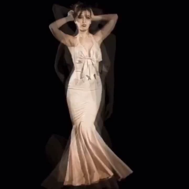 デイジー・ロウのインスタグラム：「Dreaming of dancing all night... this @dereksantini piece is giving me all the Friday feels styled by @avigail.collins」
