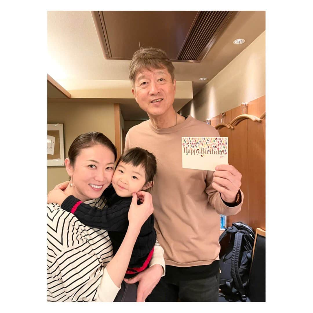 田中雅美さんのインスタグラム写真 - (田中雅美Instagram)「久しぶりにお会いできました♡  ・ ・ 金石さん　@kaneishiakihito  還暦おめでとうございます！ （だいぶ遅くなりましたが💦）  ・ ・  陣内さん　@jinnai_kimiko  お誕生日おめでとうございます！  ・ ・ 太陽のような明るいパワーを放つ陣内姉さんと、大地のようなあたたかい温もりさえ感じる金石兄さん。  ・ ・ お二人は私にとって憧れのご夫婦であり、尊敬する先輩アスリート☺️  ・ ・ また幸せエネルギーをいただきました！！！  ・ ・ #金石昭人さん #陣内貴美子さん #久しぶりにお会いできた #パワーいただきました #時間足りない #もっと話したい　笑 #でも解散 #お誕生日おめでとうございました」3月26日 23時39分 - tanakamasami_official