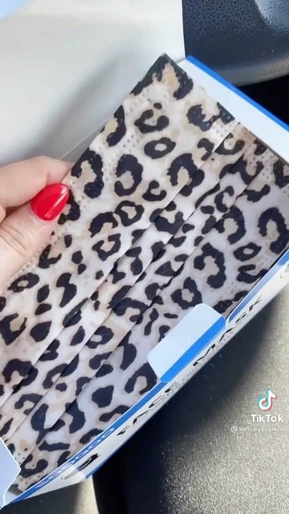 naildecorvideosのインスタグラム：「How am I learning about this now?  Cr: @kelseyvenkov   #amazonfinds #amazon #gadgets #pandemic #mask #tips #wow #need #shop #diy #trending」