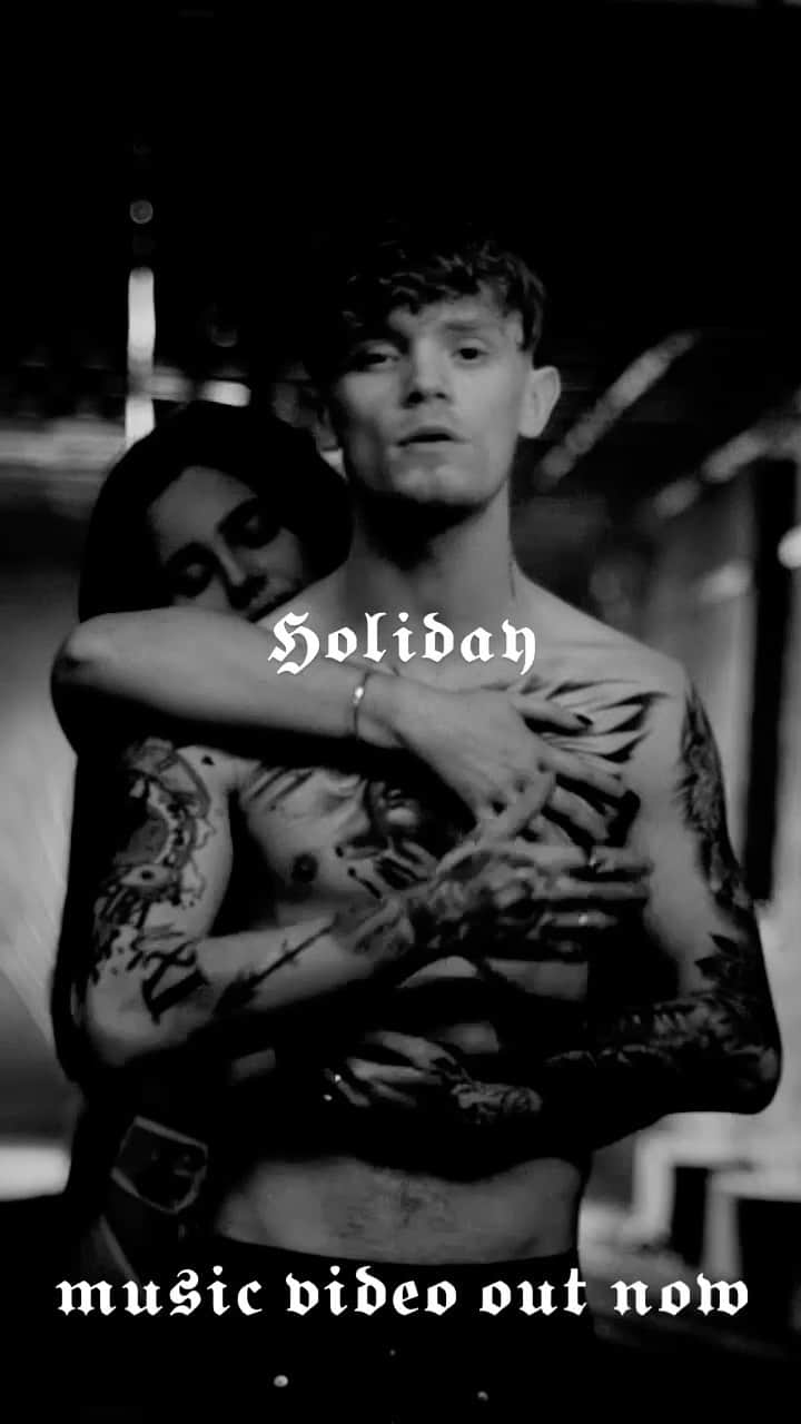 Bars and Melodyのインスタグラム：「Holiday music video out now 💨 link in bio 💜」
