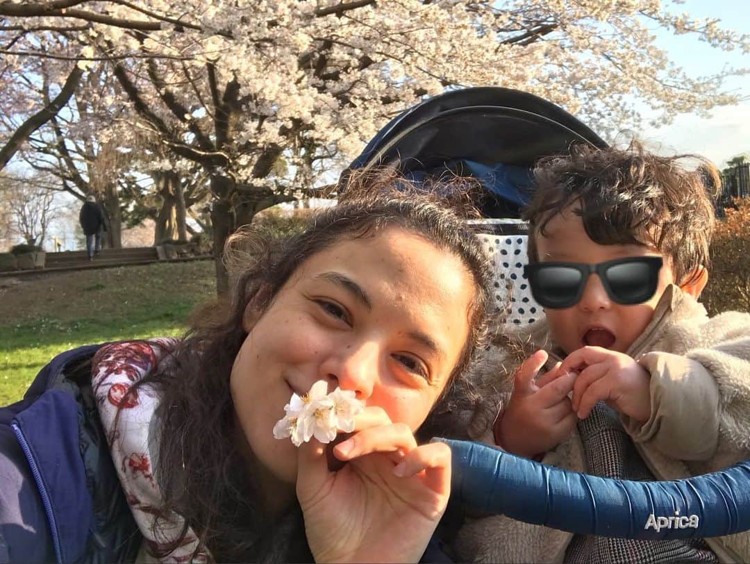 仲川希良さんのインスタグラム写真 - (仲川希良Instagram)「息子が手渡してくれた この桜が ・ せめて思い出のなかでは ずっと咲き続けるように ・ ・ ・ ご近所はあっという間に満開です！ 日曜日は花散らしの雨かな ・ ・ #🌸」3月27日 0時16分 - kiranakagawa