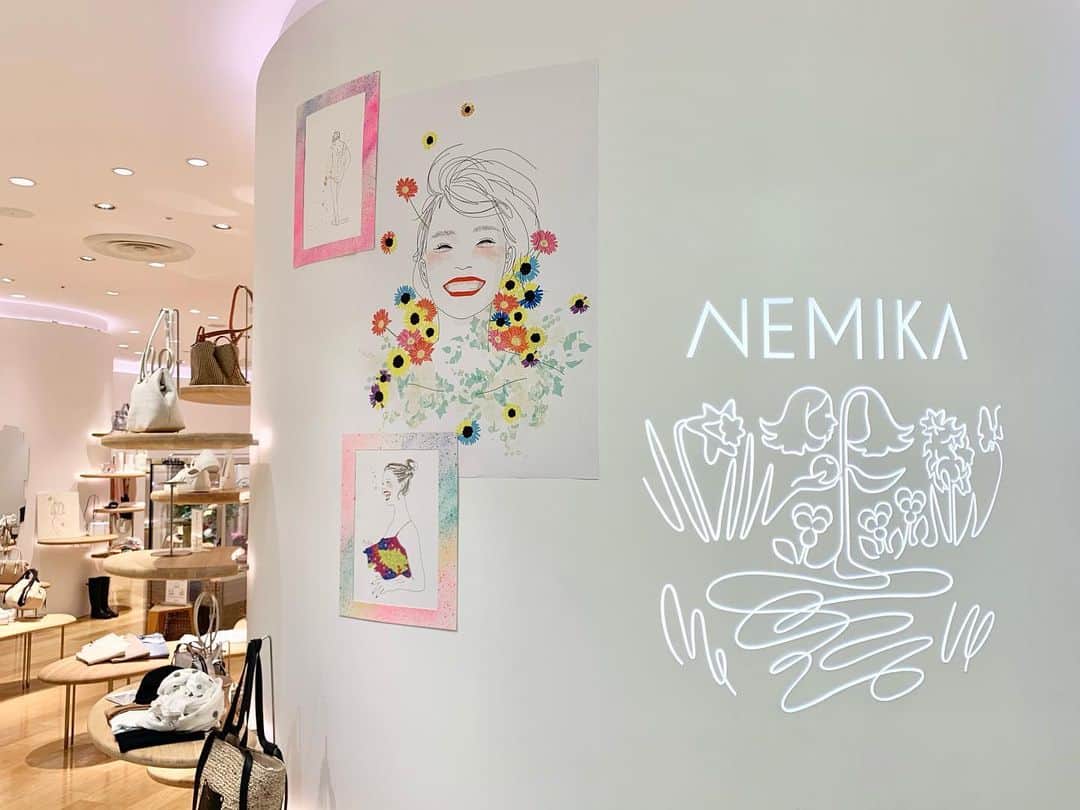 南夏希さんのインスタグラム写真 - (南夏希Instagram)「🌼🐝🌼﻿ ﻿ NEMIKA 6th ANNIVERSARY﻿ @nemika_tamagawa﻿ ﻿ 華やかになりました🐝🌸﻿ 3/27(土)から4/4(日)までです🐝﻿ ﻿ ﻿ 店内にも絵が飾られてますので﻿ 是非ぐるりと見て行ってくださいね〜👐🌼﻿ ﻿ ﻿ ﻿ ﻿ NEMIKA玉川店(玉川高島屋S.C南館1F)﻿ @nemika_tamagawa  @nemika_official﻿ ﻿ ﻿ ﻿ #NEMIKA﻿ #illust#drawing#illustration#fashion#ファッションイラスト#おしゃれ#イラスト#イラストレーター#Illustrator#iphone#art#desig#photography#illustrator#南夏希#目で見るハッピー」3月27日 0時22分 - punipuni729