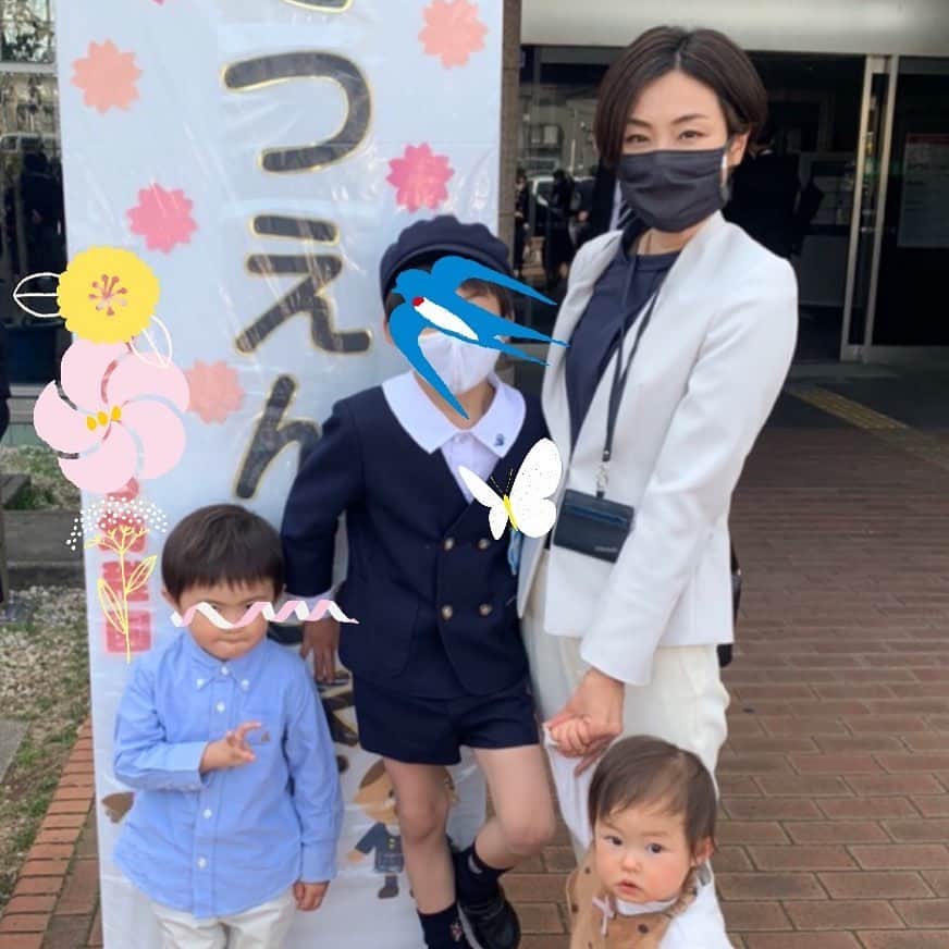 木下あゆ美のインスタグラム：「先日の長男の卒園式。今年は卒入園が長男と次男２つ重なる年。準備も2倍。出会いと別れも🥲　 息子達はお別れが寂しいというより、新たな出会いを楽しみにしている様子。お別れや、成長で涙してるのは母だけ🙄　　  なんでお別れを言うんだよ。「連絡取れるだろ？」 だって🥺　ま、そうなんだけどさ。  #いちいち感動する　#寂しいより楽しみにしていこう　#卒園式　#次は小学生  My son graduated from kindergarten.」