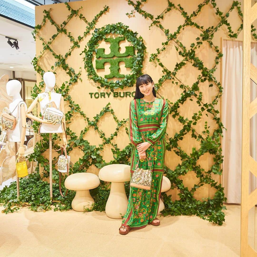 浅田舞さんのインスタグラム写真 - (浅田舞Instagram)「@toryburch 𝐼𝑆𝐸𝑇𝐴𝑁 𝑝𝑜𝑝 𝑢𝑝 𝑠𝑡𝑜𝑟𝑒🌿 𓅪🌼 春をいっぱい感じるディスプレイとっても可愛かったです♫  #ToryBurch」3月27日 11時42分 - asadamai717