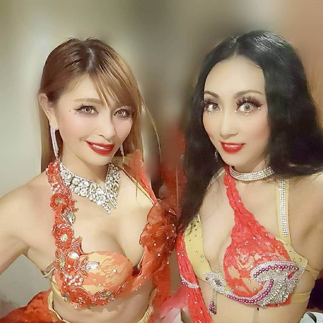 AIMIのインスタグラム：「Home Party で踊らせて頂いた時の💃🎶🎧 @dancerloxy ちゃんの  ゴーシャスな💎 本格ベリー衣装👙キラキラ✨素敵 だったぁ🤩 Birthday Party🎂🎉🎊おめでとうございます🥰🌹 美味しい手料理🍳に シャンパン🥂 どうも ありがとうございました🙏🧡🙌💕 #ホームパーティ#タワーマンション #誕生日サプライズ #イベント #出張ダンサー#楽しい事が好き#面白い事が好き #ファンべール#ベリーダンス衣装 #dance#dancer#japan#event#entertainmen #手に持つシャンパン🍾 とパイナップル🍍‪笑😃」