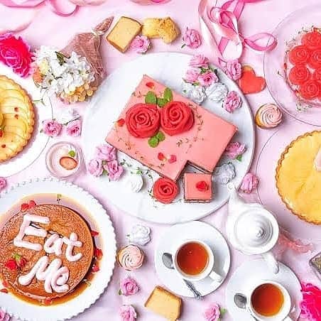 アリスのファンタジーレストランのインスタグラム：「大切な方との記念日や誕生日にかわいいケーキでお祝いしませんか？？🎂♥️  アリスレストランは各国でデザインケーキをご用意しております♫ 一度しかない大切日に是非アリスレストランでお楽しみ下さい♫  また、お客様に楽しんでいただく為に各国でフォトスポットをご用意しております♫  それぞれの世界観をお楽しみいただきながらお食事していただけます♫  アリスレストランは本日も以下の時間で営業しております♫  #池袋　#古城の国のアリス ディナーのみ16:00-21:00  #新宿　#絵本の国のアリス ランチ　11:30-14:00 ディナー16:00-21:00  非日常的な可愛い空間でのお食事は如何でしょうか？ 大切な方との記念日誕生日などにご利用いただけるプランもございます♫  #アリス　#アリスレストラン  #アリスインワンダーランド  #スイーツ　#スイーツビュッフェ　#爱丽丝  #aliceinwonderland  #池袋グルメ  #池袋カフェ  #池袋ランチ　#kawaii  #マーメイド　#ワンダーランド #新宿グルメ　 #スイーツ女子  #スイーツ好きな人と繋がりたい　#instalike #instagood #instapic #instafood #オフ会　#東京デート　#東京カフェ」