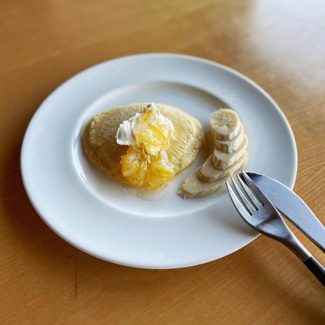 澤田泉美さんのインスタグラム写真 - (澤田泉美Instagram)「今日の朝ごはん🥞🍴  甘さ控えめだったから、 クリームチーズとマーマレード🍊 それと、バナナを添えてね💛🍌  少しの工夫が大事🤏💕  フォークとナイフでだすのは、 いつかの君たちの未来のために〜💛 ってことで、よくやっています！  パンケーキなどの切りやすいものからハード系までね笑 いつか彼女とかできたら、 かっこいいとこ見せてもらわんと🤣笑　←ここだけ関西弁w  息子を見て、娘は真似っこ🤣❤️ 必死な顔がたまらないね笑  #朝ごはん#パンケーキ #適当に#計りながら#作った#のに #その分量忘れた　🤣🤣🤣 #三児の母」3月27日 10時41分 - izumi.sawada