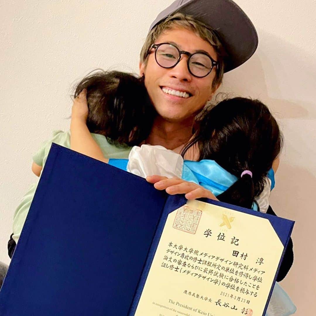 田村淳のインスタグラム：「２年間大学院に通わせてくれた家族に感謝です。そして大学院を優先してスケジュール調整をしてくれた吉本興業にも感謝です。そのおかげでしっかりと学ぶ事ができたし、研究する事ができました。「ディーンズ・リスト」にも載ることができました！この体験を1人でも多くの人に語って行きたいと思います。学びはどのタイミングからでも始められる！学びたい欲求があれば学び始めればよい。自分のペースで！」