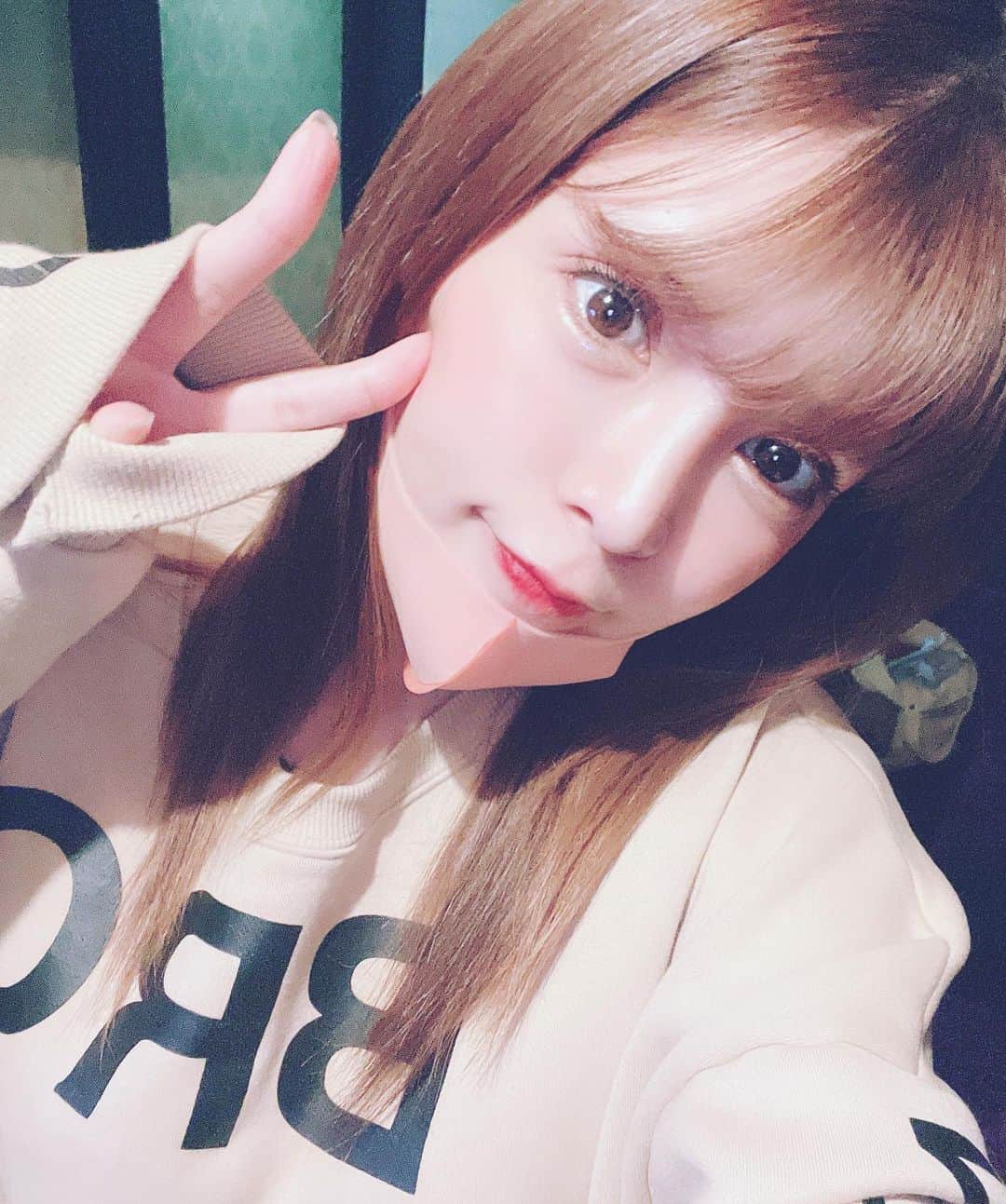 坂口杏里のインスタグラム：「オープンしまんた🌈✨ BAR CACHETTE (カシェット) 東京都新宿区歌舞伎町2-11-7  メトロビル4階 営業11:00〜17:00です✨  パイセンと久々会ったけど 変わらずのカシェットの 居心地💕 明日も営業するよー！！  ※カシェットの方は ５月前を目処に卒業しようと思っています。 皆様ご来店お待ちしています🥰ちなみに私、誕生日🎂月でござんす👏🎉」