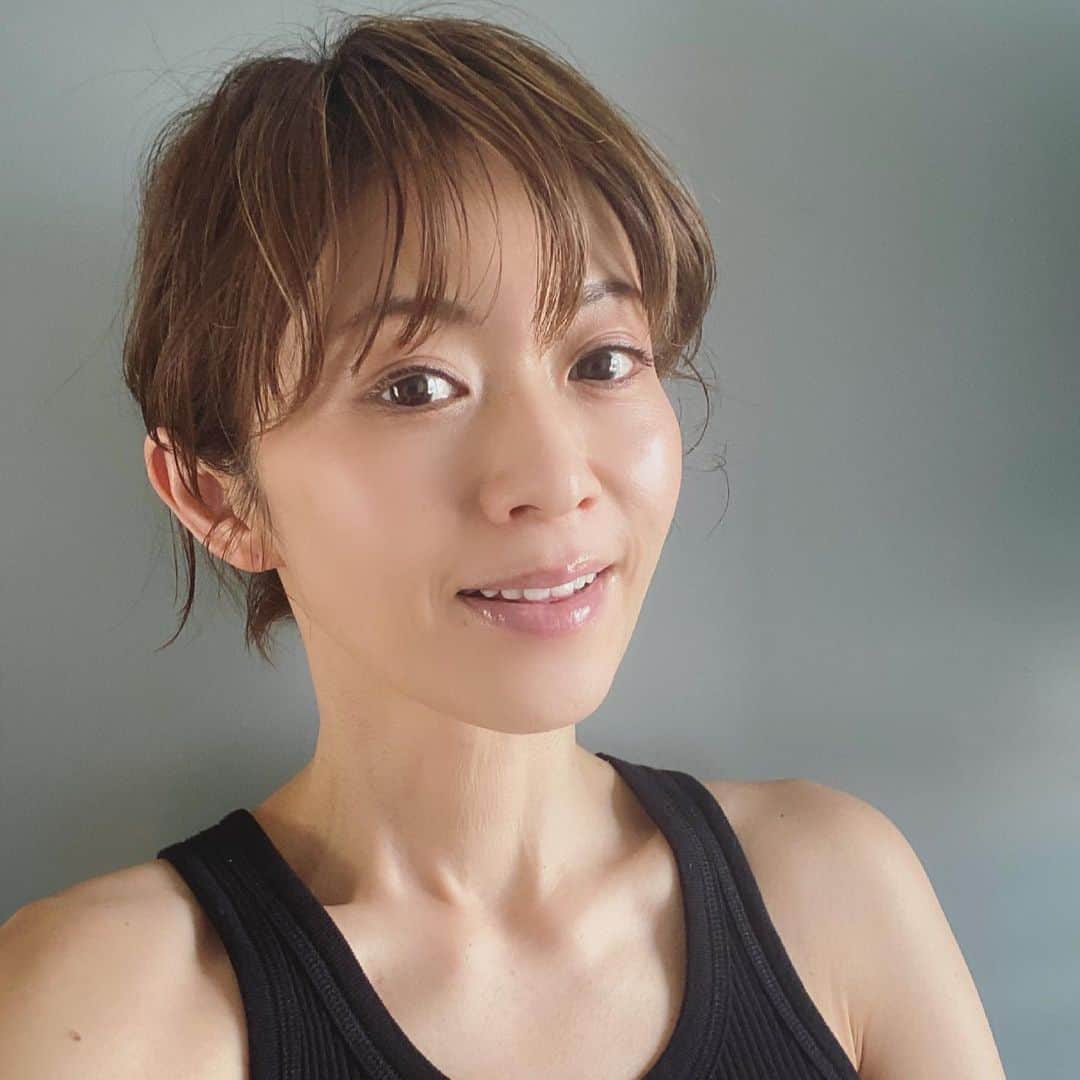 畑野ひろ子のインスタグラム：「撮影で @chanel.beauty のスティックチークで艶感出してもらいました😆 HMの川村友子ちゃんのコスメ講座もいっぱい聞けました！ 最近欲しいコスメがいっぱい❤️」