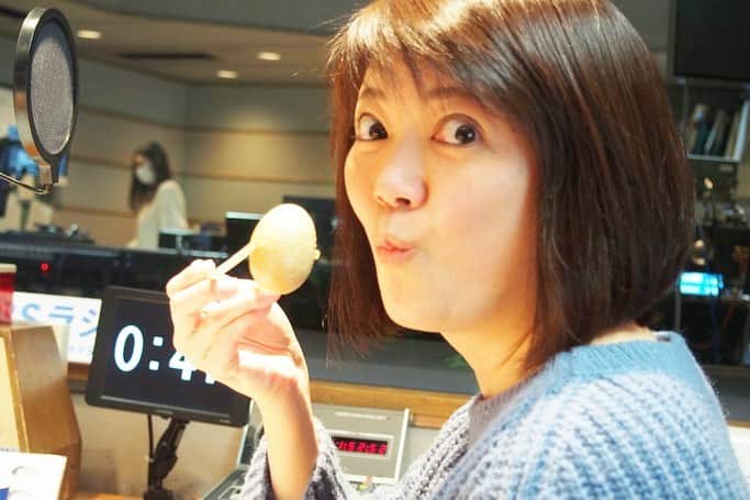 TBSラジオ「たまむすび」さんのインスタグラム写真 - (TBSラジオ「たまむすび」Instagram)「＼金曜のハイライト／  煮玉子🥚のおむすびに にんまり😆心は弾む！ バランスボールも弾む弾む！！  そんなエリツィンのパイセン、 初田啓介アナウンサーも登場。 「好きな先輩だからとっても嬉しいのーー😊」 …っておいおい。やめなさいよ！笑笑  #TOKYOもん のコーナーでは、 鉄道駅の攻略シリーズ！ 今回は #池袋駅 を特集🚉  「東が西武で西、西武〜♪」 さらに不思議な池袋ですね、そりゃ。  #tama954 #たまむすび #外山惠理 #玉袋筋太郎 #初田啓介 #プロレス話でも盛り上がる #瀬古昴 #がんマラソンのトップランナー伴走ぶっとび瀬古ファミリー！ #渡辺雅史 #今回もありがとうございました！ #おむすび権米衛🍙 #差し入れ企画ありがとうございました！ #みなさんもお近くの店舗でぜひ😋 #来週もよろしくです！」3月27日 4時10分 - tamamusubi905954