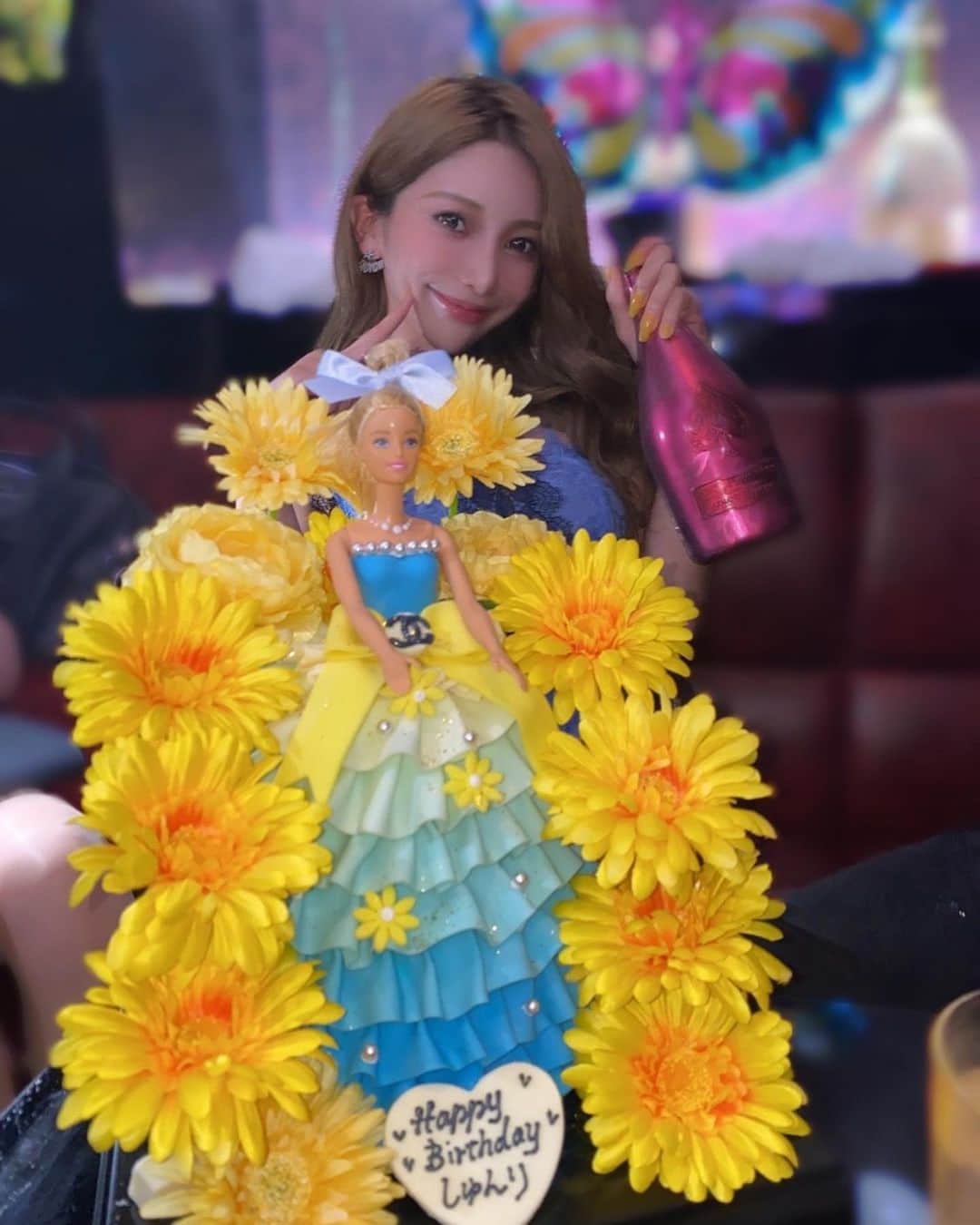 しゅんちゃん（RUI）のインスタグラム：「タワーからのケーキのお供に🍾うれちみ #ケーキ#バービー人形#nice#sweets」