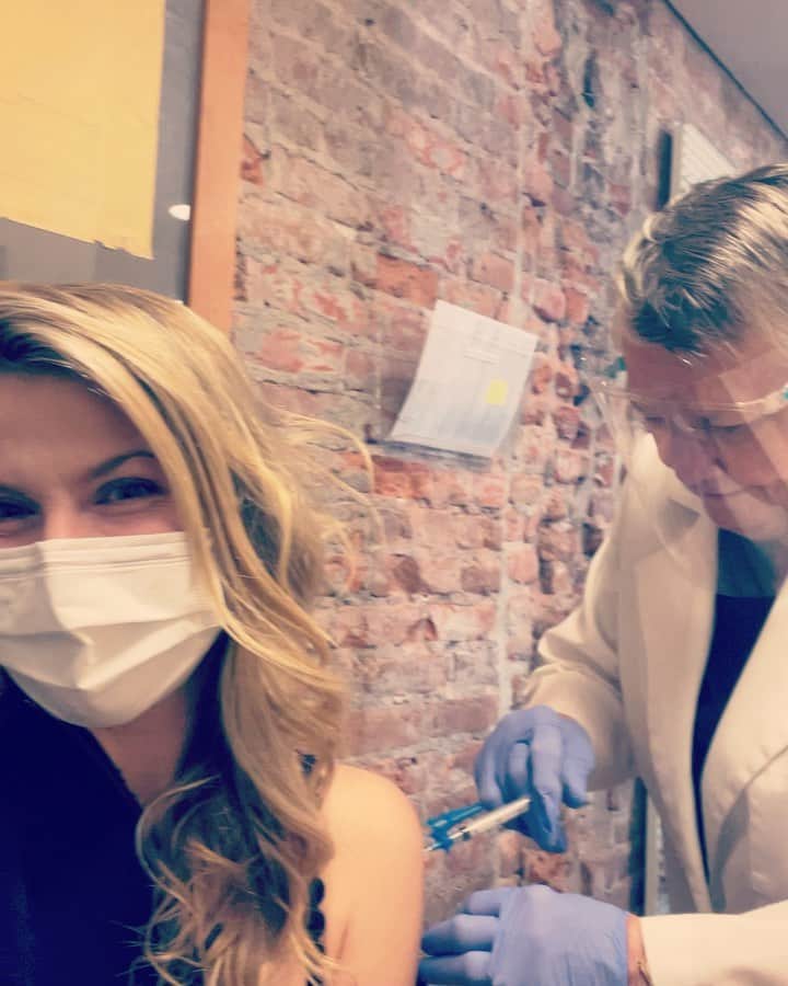アリ・ラーターのインスタグラム：「Got the vac! Thank you to all the doctors and nurses out there who are helping distribute the vaccinations kindly, carefully, and swiftly! Let’s get this world opened back up. 💉」