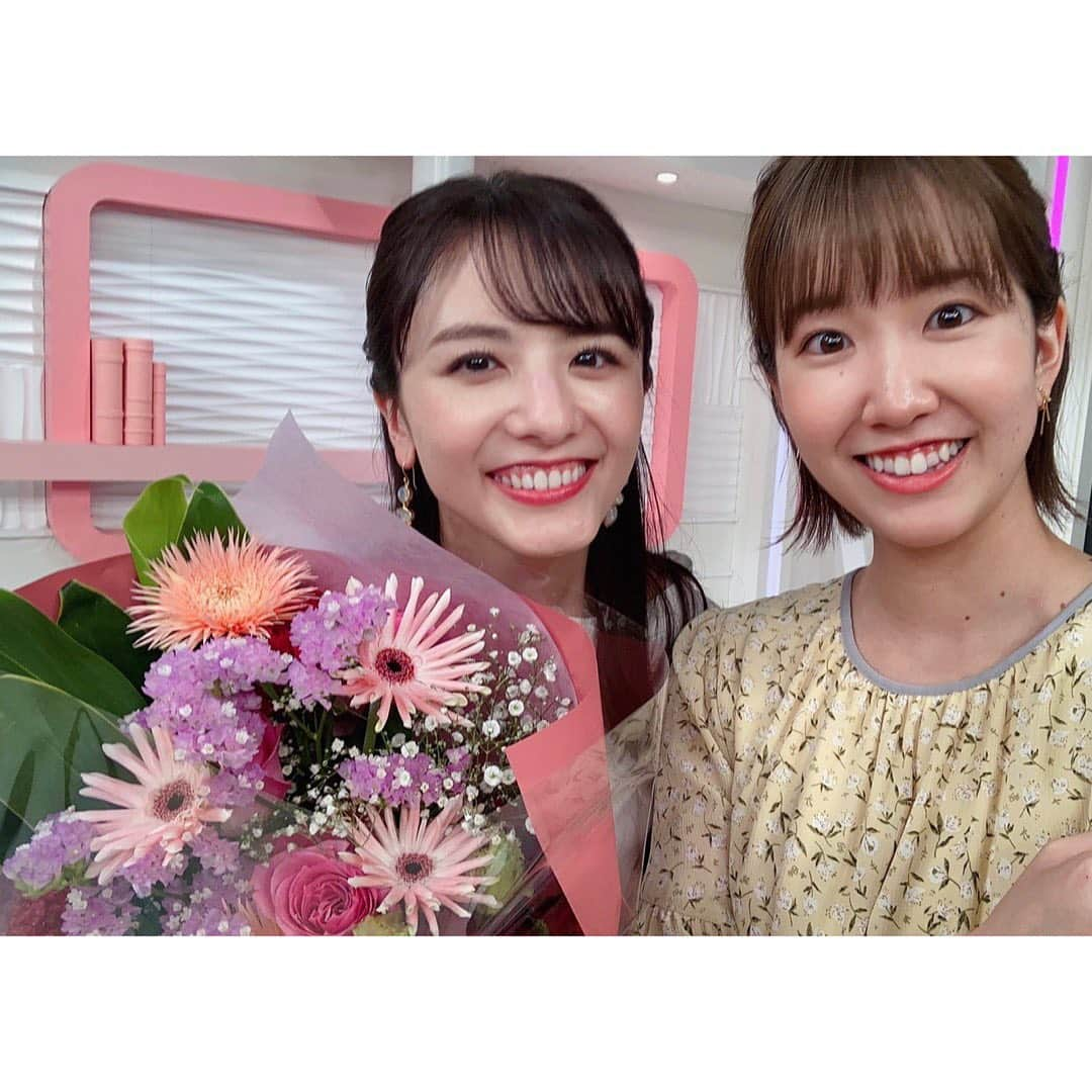 小菅晴香さんのインスタグラム写真 - (小菅晴香Instagram)「・﻿ そして必要不可欠だったのは…﻿ 〝毎日〟ずーっと一緒だったこの3人🌸﻿ ﻿ エンタメ・スポーツ・お天気・ニュースと﻿ 役割分担は4人とも違いましたが、﻿ それぞれの仕事に懸ける思いは強く、﻿ まさにプロ魂があり尊敬していました✨﻿ ﻿ 放送前後は、まるで女子校みたいに﻿ 沢山お喋りして沢山笑ったなぁ😆﻿ ﻿ 何年も続けていると楽しいことばかりじゃなく、﻿ 辛いことや納得出来ないことも出てきます…﻿ 塞ぎ込みそうになってしまった時期でも﻿ 暖かく手を差し伸べてくれて必ず助けてくれる﻿ 心優しい、大切な3人です🧡﻿ ﻿ この3人が居なければ、こんなに長くは﻿ 続けられなかったんじゃないかなと思います🤔﻿  こんなに毎日楽しく元気に働けたのは﻿ この3人が居たからです‼︎﻿ ﻿ …書いていて涙出てきちゃったので、﻿ この辺りでやめておきます✏️﻿ ﻿ これからはお友達として、よろしくです💕﻿ みんなありがとう💓心から大好きです‼︎﻿ ﻿ ﻿ ﻿ #oha4newslive #oha4 #おはよん #卒業しました #ありがとうございました #besties #撮影のときだけマスクを外しています」3月27日 8時24分 - haruka.kosuge