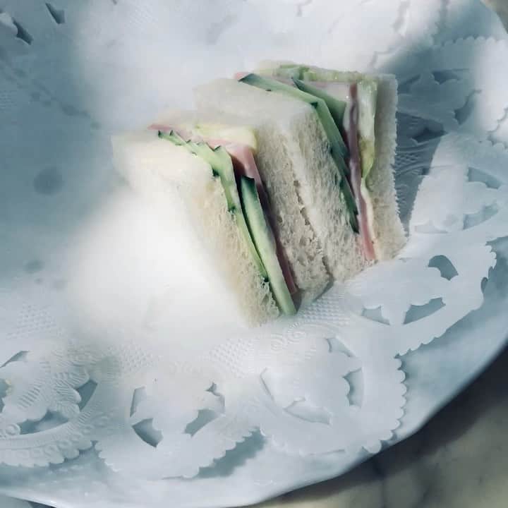 和歌子のインスタグラム：「🥪 . 木漏れ日サンド みなさん、よい週末を！ . . #サンドウィッチ #サンドイッチ #モーニングカフェ」