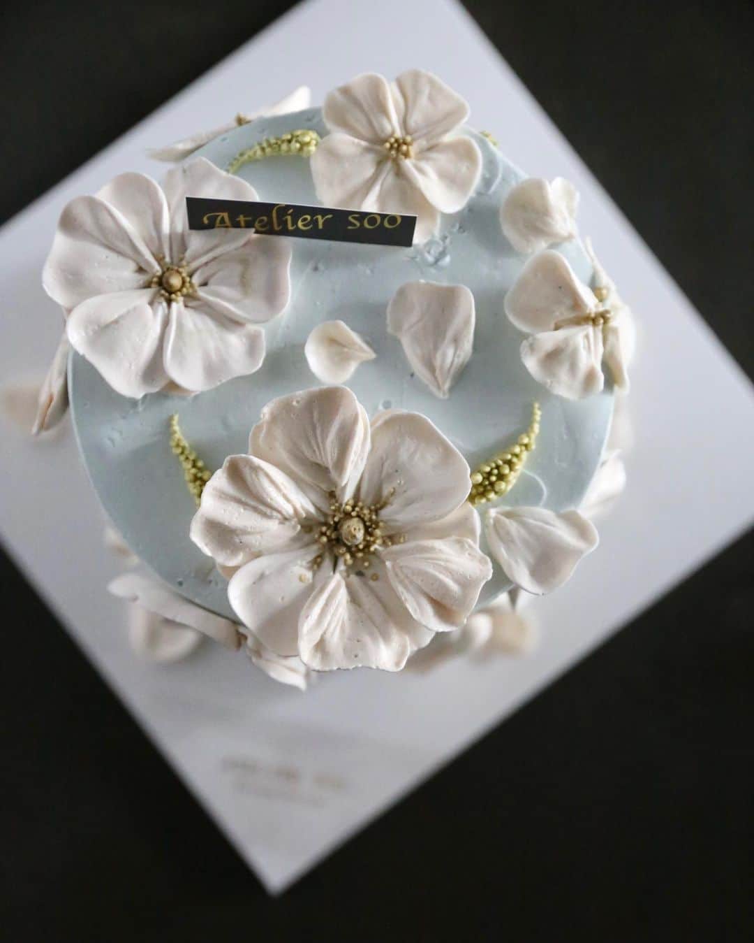 청담 수케이크 (atelier soo)さんのインスタグラム写真 - (청담 수케이크 (atelier soo)Instagram)「ㅡ 수케이크만의특별한다자인 오랜만⚜️선물용으로제작되었답니다 Buttercream flower  ㅡ #flower #cake #flowercake #partycake #birthday #bouquet #buttercream #baking #wilton #weddingcake #peony ㅡ www.soocake.com」3月27日 9時13分 - soocake_ully