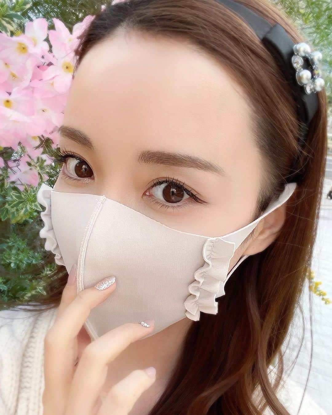 瀬戸早妃のインスタグラム：「1ヶ月ぶりのマツエク🌸 @eyecandy_omotesando   目が華やかになって、 表情もくっきりパッと明るくなるよ♪  それぞれの目の形に合わせてベストの形を提案してくださいます♥️  私は #グードラッシュ Jカールです. #パリジェンヌラッシュリフト も人気のようなので、皆さんも是非チェックしてみて下さいね😌✨  マネージャーの @ishizu40 さんいつもありがとうございます🌸  ☑フリルマスクは @montresorsaki です😷✨  #マツエク #まつ毛エクステ #アイメイク #美容 #美容day #eyecandy #eyecandy表参道 #アイキャンディー #おすすめ美容 #beauty #beautifuleyes #表参道」