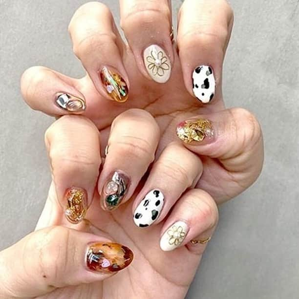 リジョブ さんのインスタグラム写真 - (リジョブ Instagram)「『Roji nail』の個性派好きを虜にするデザイン力と癒しのひと時の作り方。#1・#2 @roji.nail  『Roji nail』は個性派ネイルを好む方が集まる、池袋のネイルサロンです。その魅力は、独特な雰囲気をまとった魅力的なデザイン。サロンでは、ネイル向け以外のパーツを巧みに使いエッジの効いた作品を生み出しています。そんな『Roji nail』が支持を得ている背景には、日頃からアンテナを張ってネイルに活用できそうなモノを探す姿勢や、ネイリスト以外の仕事に携わってきた経験がありました✨  今回は、オーナーのKaedeさんにインタビュー。 🔖前編では、個性的なサロン作りの極意について。 🔖後編では、高いリピート率を生むための極意に迫ります。  ※記事は @morerejob のプロフィール欄のリンク先からチェックできます。   #ネイリスト #美容師アシスタント #スタイリスト #美容師スタイリスト #美容学生 #美容学校生 #就職 #転職 #求人サイト #リジョブ #morerejob #美容院 #サロン内装 #こだわり #経営 #集客 #売上 #コンセプト #こだわり #環境 #接客 #ヒアリング #デザイン力 #nail #nailart #rojinail #個性派ネイル #kaede」3月27日 10時00分 - morerejob