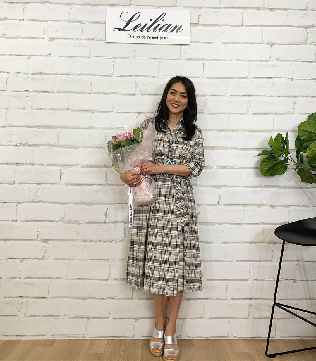 前田典子さんのインスタグラム写真 - (前田典子Instagram)「昨日は @leilian_official  さんとの インスタライブご覧下さいまして #ありがとうございました🌸 薔薇の花束を🌹いただきました💐　#芳しい香り💕  レリアンローズギャラリーの薔薇は品質が良くて長持ちします❣️  インスタライブで色のお話しをしましたが #ピンコッタ  ピンクとテラコッタが混ざったような色の事💗 健康的に日焼けしたような肌馴染みの良い色は ピンク系でもコーディネートしやすい色でしたね❣️是非、ファッションに春カラーを取り入れて季節を楽しんで下さい🌸  私が着ているチェックのシャツ生地ワンピースも #レリアン　の新作 袖を折ったり、リボンベルトの結び方を変えるだけで着こなしの雰囲気が変わります☺️  レリアンのフェミニンなお洒落マスクもいただきました🌸　刺繍マスク可愛い💕ファッションに合わせたマスクコーデも楽しみたいですね😷  インスタライブを見逃した〜と言う方 IGTVに残していますので 是非❣️📺」3月27日 10時10分 - maenorichang