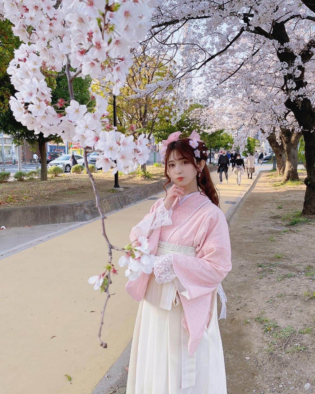 日野礼香さんのインスタグラム写真 - (日野礼香Instagram)「桜綺麗だったー🌸✨🍓 #cherryblossom #spring #portrait #kimono #hakama #japanesegirl #japaneseculture #pink #桜　#着物　#袴　#春」3月27日 21時03分 - reicheru219