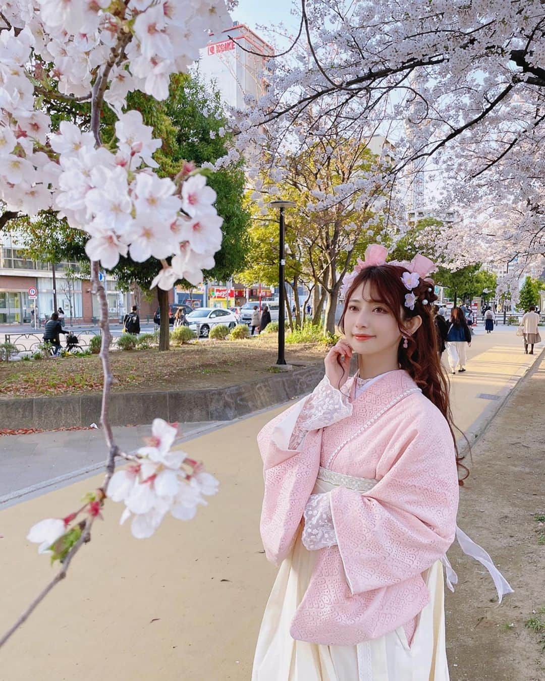 日野礼香さんのインスタグラム写真 - (日野礼香Instagram)「桜綺麗だったー🌸✨🍓 #cherryblossom #spring #portrait #kimono #hakama #japanesegirl #japaneseculture #pink #桜　#着物　#袴　#春」3月27日 21時03分 - reicheru219