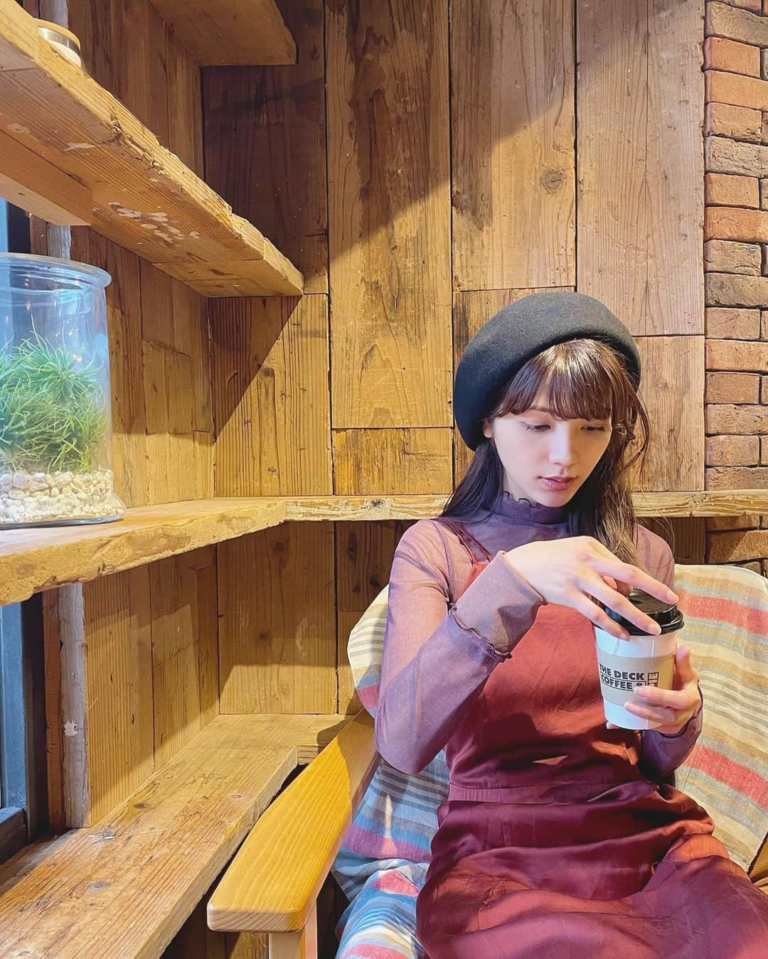のインスタグラム：「コーヒー屋さんでお紅茶をのむひと🤫  カフェイン耐性無さすぎで、コーヒーを2杯以上飲むとフワフワしてきちゃうんです。。 だから、たまにのご褒美にね☕️  街路樹の桜はもうすでに葉っぱがちらほら🍃 今年もお花見はお預けだったけど、 来年はたくさん綺麗な桜を楽しめますように🌸🍡🍙」