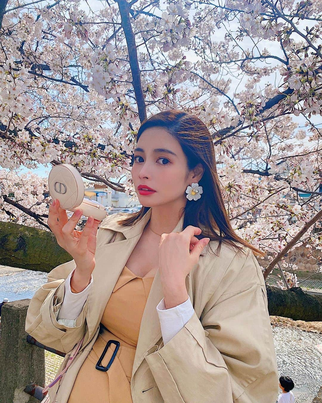 得あゆさんのインスタグラム写真 - (得あゆInstagram)「春メイク🌸💭💭💭→→→ ピンクのリップは　@hermes の💄 ルージュアレーヴルサティネ52番 品のあるピンクでめっちゃ可愛い🌸 Diorのコンパクトは 見た目が可愛いから買った🌸笑 ・ earringは　@areem.accessory 🌸 ・ ・ ・ ・ ・ ・ ・ ・ ・ ・ ・ ・ ・ #桜#さくら#お花見#花見#桜並木#ピクニック#神戸#芦屋#芦屋川#春メイク#春コスメ#ピンク#エルメス#リップ#コンパクトミラー#妊婦#妊婦コーデ#妊婦生活#マタニティー#マタニティーライフ#マタニティーコーデ#インスタ映え#春コーデ#デート#夫婦#sakura#diormakeup#hermes#hermeslover#earring」3月27日 19時36分 - tokuayu819