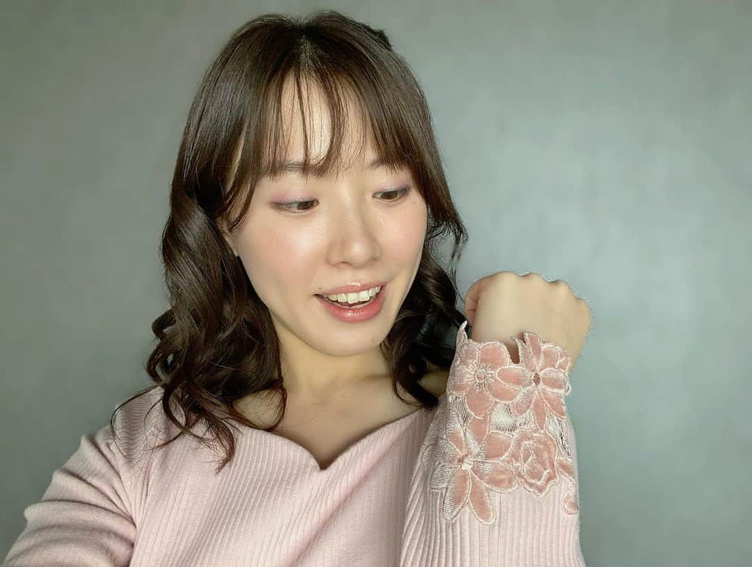 中野結香のインスタグラム：「実は…袖にお花が🌸 「とびっきり！しずおか土曜版」をご覧いただきありがとうございました！きょうは桜の話題をたっぷりお伝えしました🌸 今年は味覚で春を楽しもうかな🍴 小さくて見づらいですが…今日ご紹介したパフェをどうぞ！🍨  #とびっきり  #ピンク #お花  #トップス  #桜 #桜スイーツ #静岡  #パフェ #雅正庵  #アナウンサー」