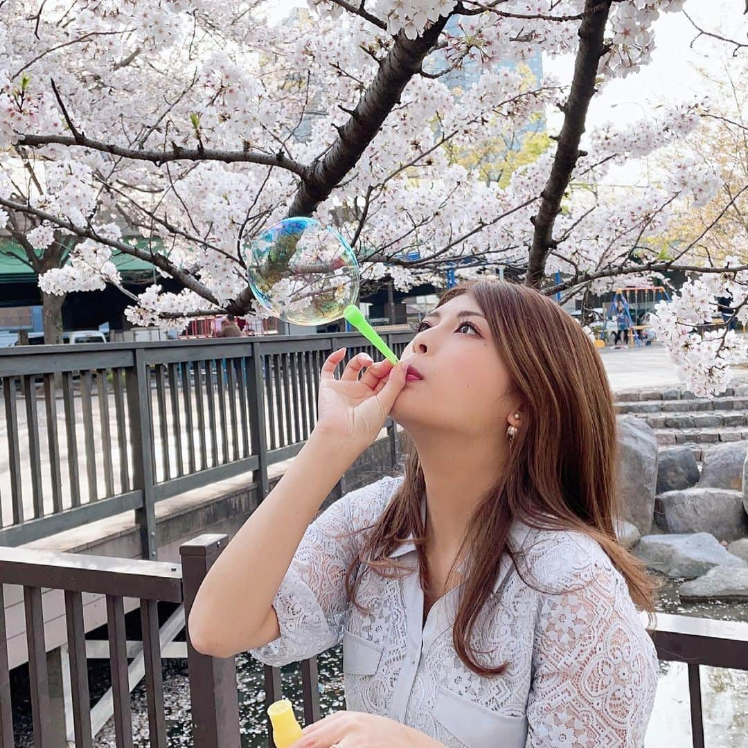 新藤加菜さんのインスタグラム写真 - (新藤加菜Instagram)「. 🌸🌸 #cherryblossom #桜 #シャボン玉 #someiyoshino #japanesesakura #さくら #お花見 #月島 #佃 #佃島 #撮影会 #japanesegirl #Dior」3月27日 19時48分 - kanachailatte