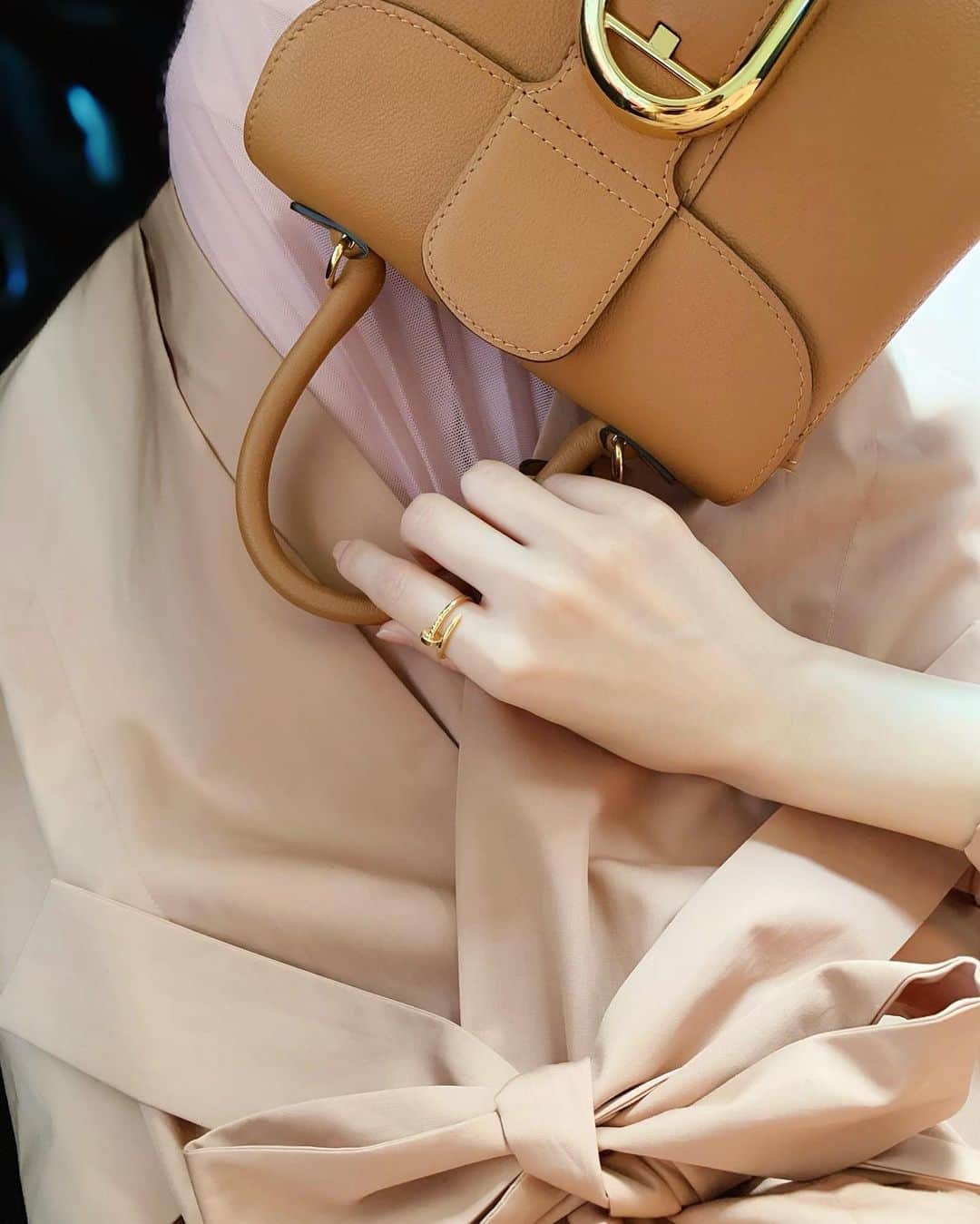 ハンナミのインスタグラム：「桜咲いてた 🌸🌞  coat #drawer skirt #eneu bag #delvaux shoes #rogervivier」