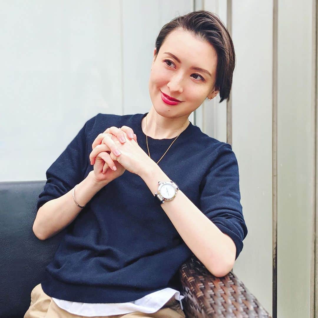 前田紀至子のインスタグラム：「トップスはユニクロと無印、パンツはGAPというリラックススタイルでの一日（ユニクロの極薄カシミヤ、凄く気に入っていてこの時期重宝するのでパーマネントになって欲しい！）。  こういう日はリップでメリハリを付けたくなるのでシャイニッシモ ハイシャインリップラッカーに。  こちら1月に発売された新色7色を塗り比べて試したところ、140（写真2枚目）と260（写真1枚目）が好みでした。ティッシュオフしても綺麗に色が残るのでがっちりレギュラー入りしそうです。  #uniqloginza2021ss#gap#ドルガバコスメ#パシャドゥカルティエ#pashadecartier」